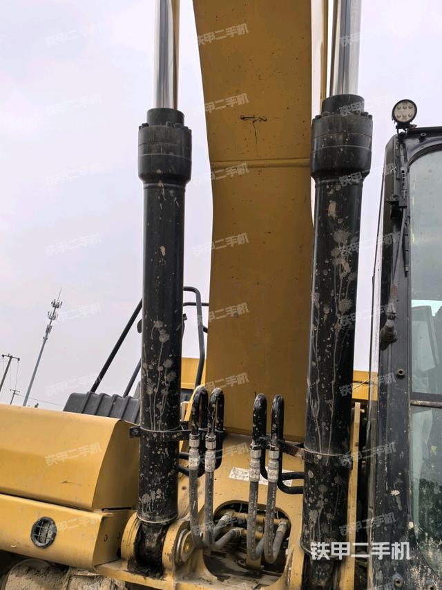 大臂油缸整體?豎拍（工作和回轉(zhuǎn)裝置）