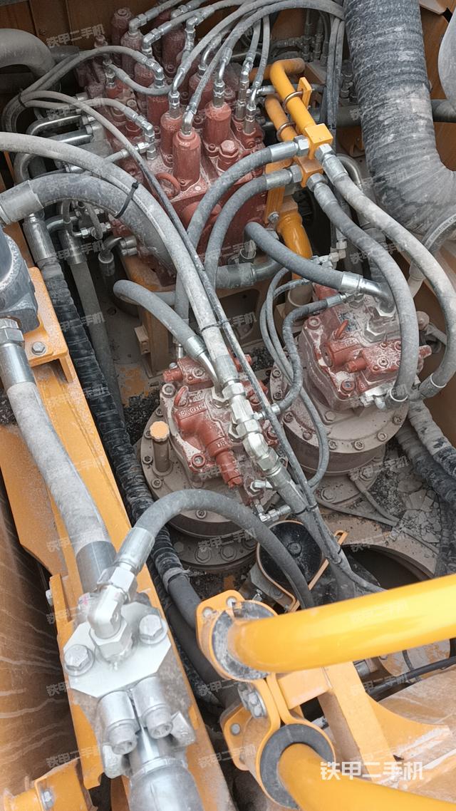 液壓泵艙室正面整體（整機(jī)外觀）