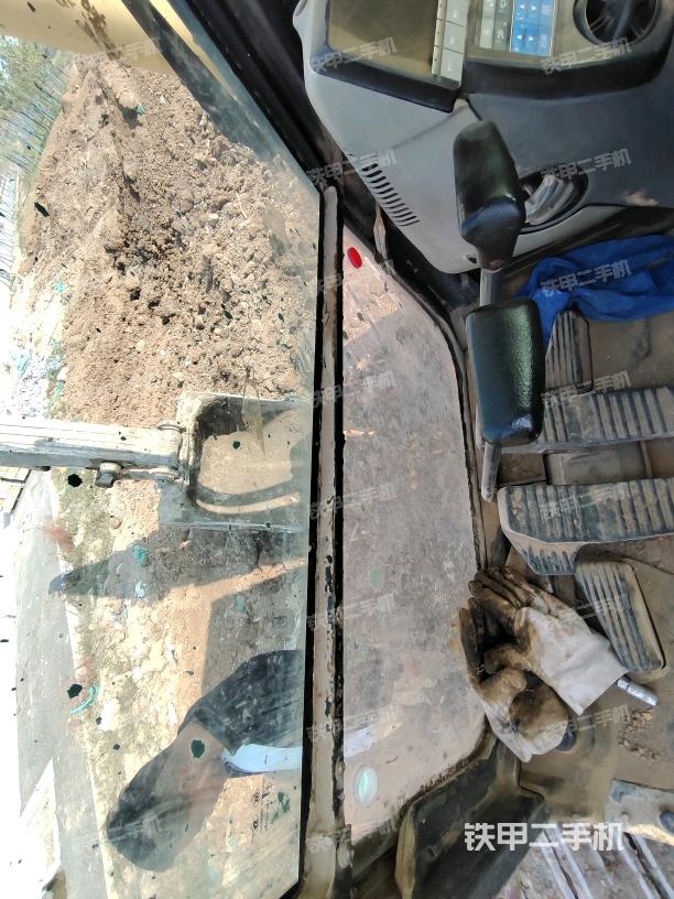 行走控制手柄和踏板?俯拍（駕駛室部分）