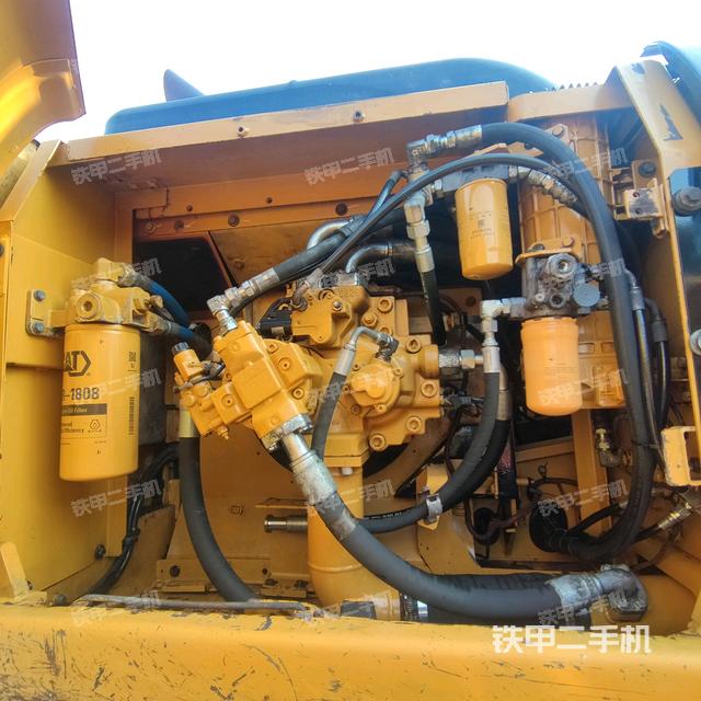 液壓泵艙室正面整體（整機外觀）