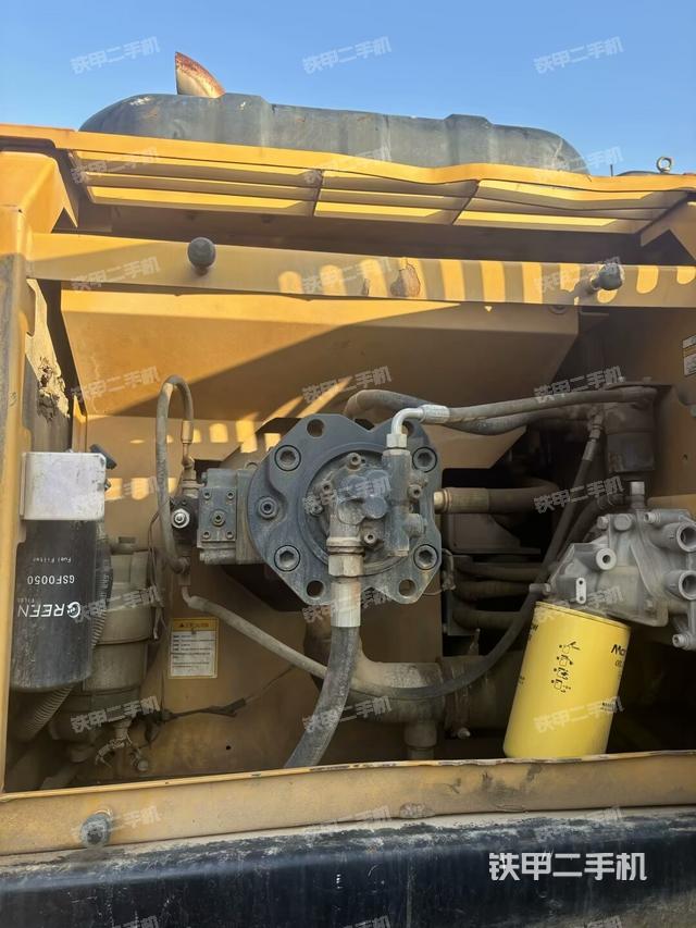 液壓泵艙室正面整體(整機(jī)外觀) 液壓泵艙室正面整體(整機(jī)外觀)