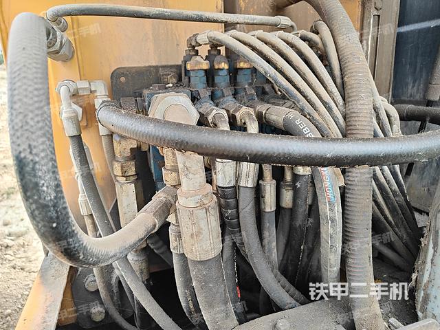 回轉(zhuǎn)馬達(dá)和主控閥(整機(jī)外觀) 回轉(zhuǎn)馬達(dá)和主控閥(整機(jī)外觀)