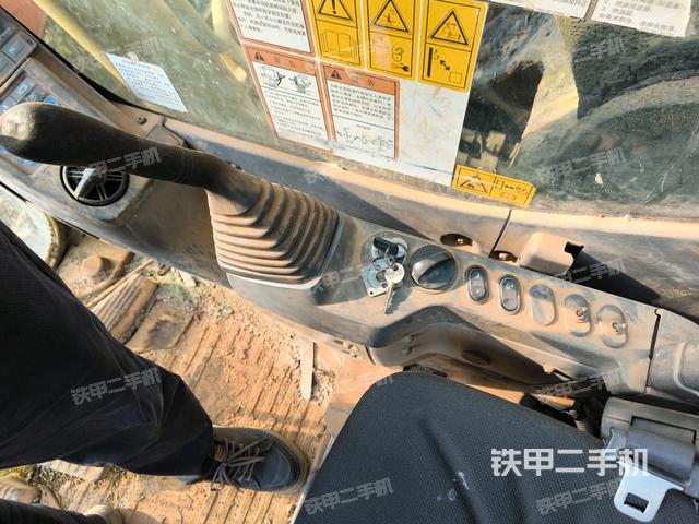 左后方玻璃角標(biāo)（駕駛室部分）