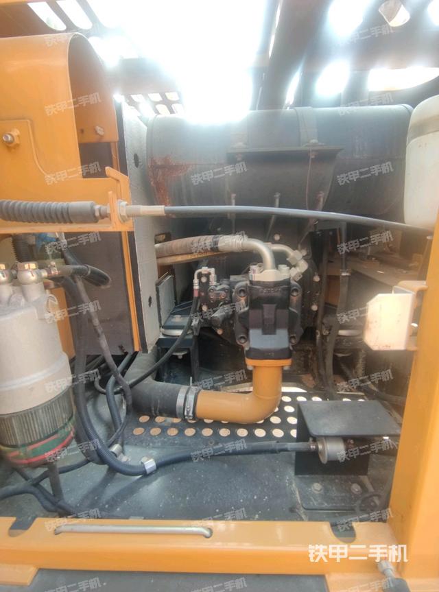 液壓泵艙室正面整體(整機(jī)外觀) 液壓泵艙室正面整體(整機(jī)外觀)