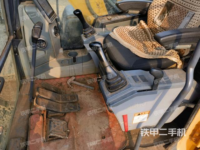 行走控制手柄和踏板?俯拍(駕駛室部分) 行走控制手柄和踏板?俯拍(駕駛室部分)