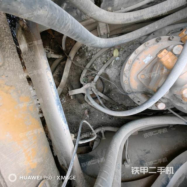 中央回轉(zhuǎn)接頭特寫(xiě)（上車(chē)部件）