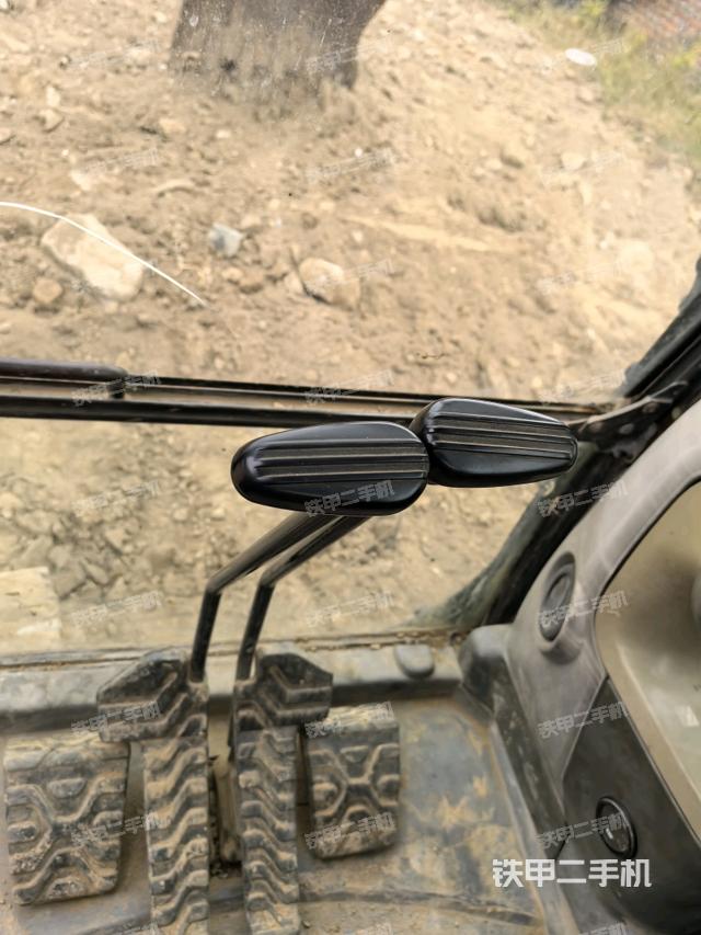 行走控制手柄和踏板?俯拍（駕駛室部分）