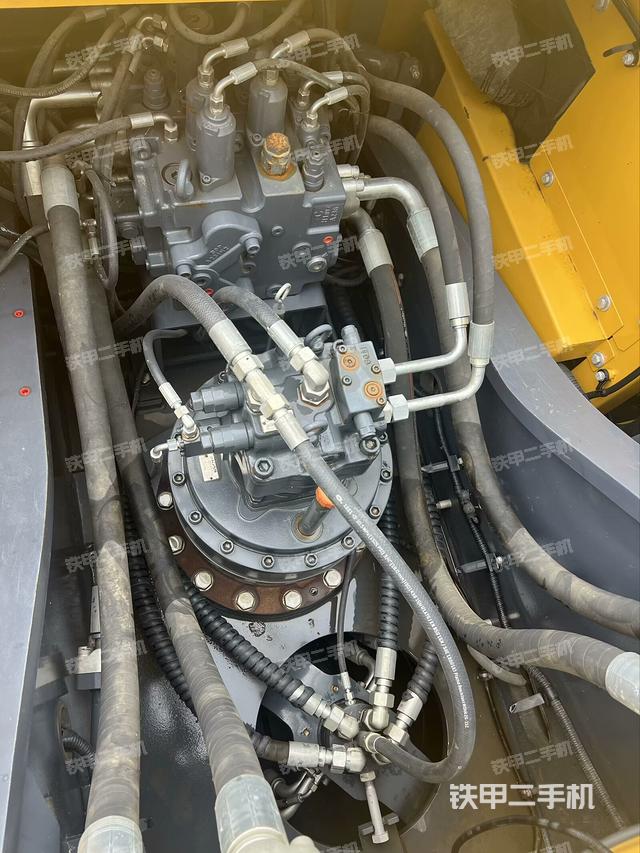 回轉(zhuǎn)馬達(dá)和主控閥（整機(jī)外觀）