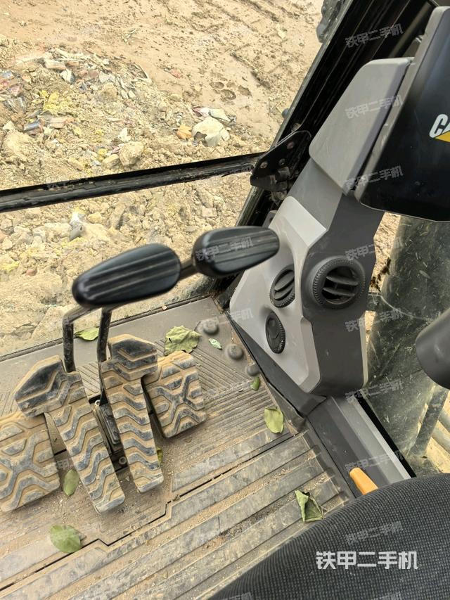 行走控制手柄和踏板?俯拍（駕駛室部分）