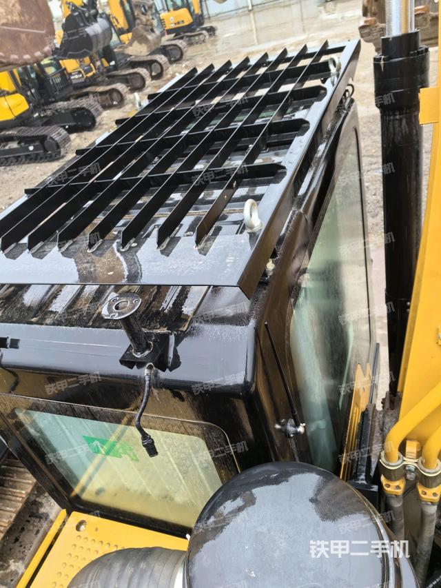 駕駛室頂部(整機(jī)外觀) 駕駛室頂部(整機(jī)外觀)