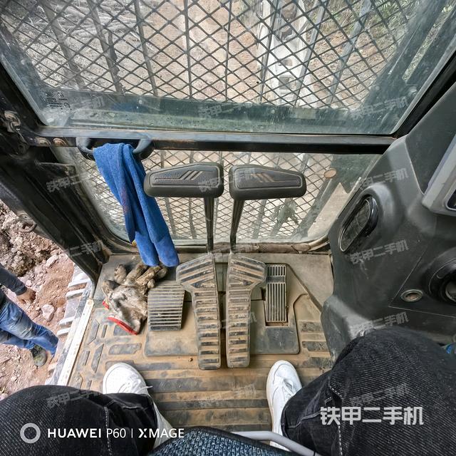 行走控制手柄和踏板?俯拍（駕駛室部分）