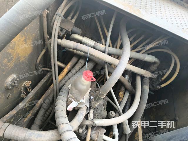 回轉(zhuǎn)馬達(dá)和主控閥（整機(jī)外觀）