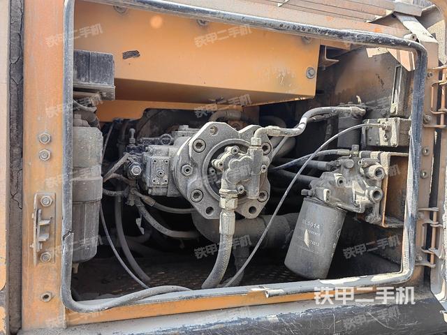 液壓泵艙室正面整體（整機外觀）