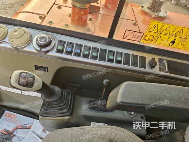 駕駛室整體(整機(jī)外觀) 駕駛室整體(整機(jī)外觀)