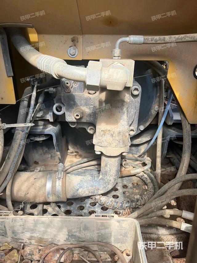 液壓泵艙室正面整體(整機(jī)外觀) 液壓泵艙室正面整體(整機(jī)外觀)
