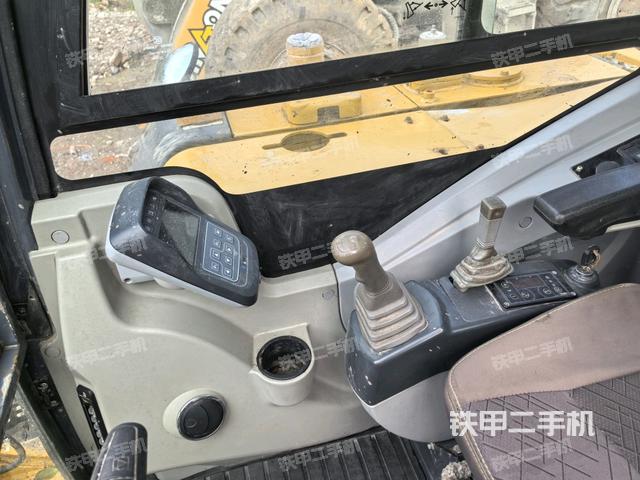 座椅右側(cè)控制臺/鑰匙門/油門/含右手柄（駕駛室部分）