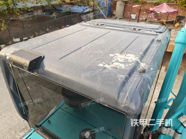 駕駛室頂部(整機(jī)外觀) 駕駛室頂部(整機(jī)外觀)
