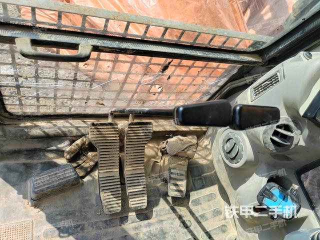 行走控制手柄和踏板?俯拍（駕駛室部分）