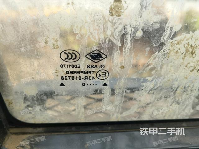 行走控制手柄和踏板?俯拍(駕駛室部分) 行走控制手柄和踏板?俯拍(駕駛室部分)