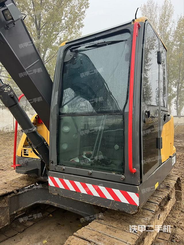 駕駛室整體(整機(jī)外觀(guān)) 駕駛室整體(整機(jī)外觀(guān))