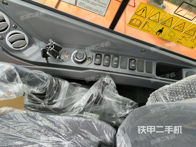 座椅右側(cè)控制臺/鑰匙門/油門/含右手柄（駕駛室部分）