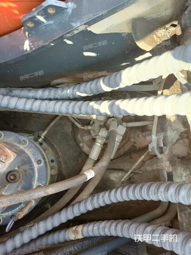 中央回轉(zhuǎn)接頭特寫(xiě)（上車(chē)部件）