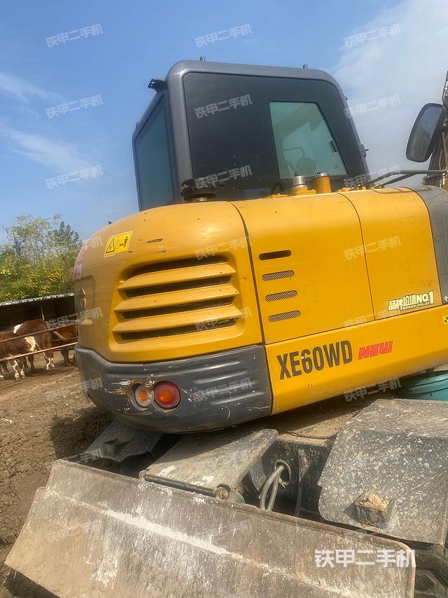 液壓泵艙室正面整體（整機(jī)外觀）