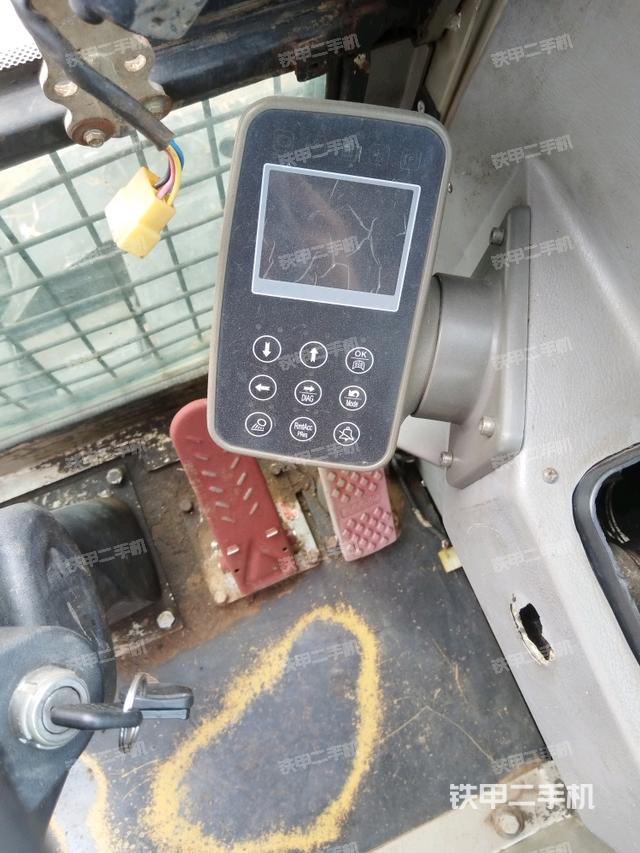 座椅右側(cè)控制臺(tái)/鑰匙門/油門/含右手柄（駕駛室部分）