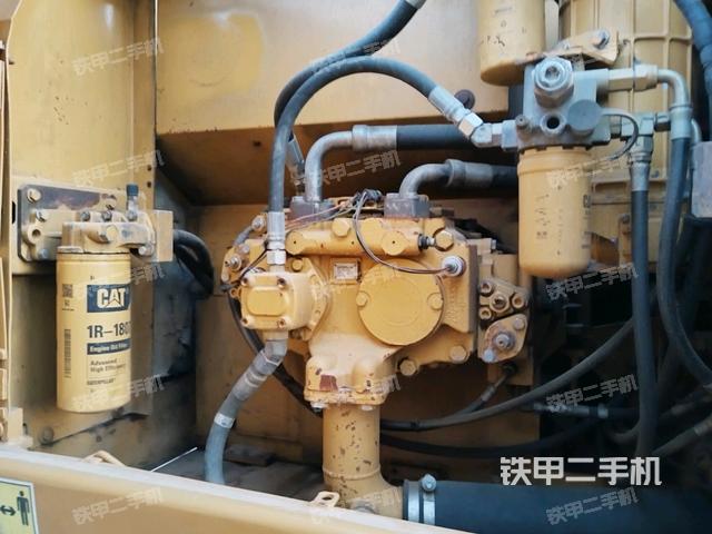 液壓泵艙室正面整體（整機外觀）