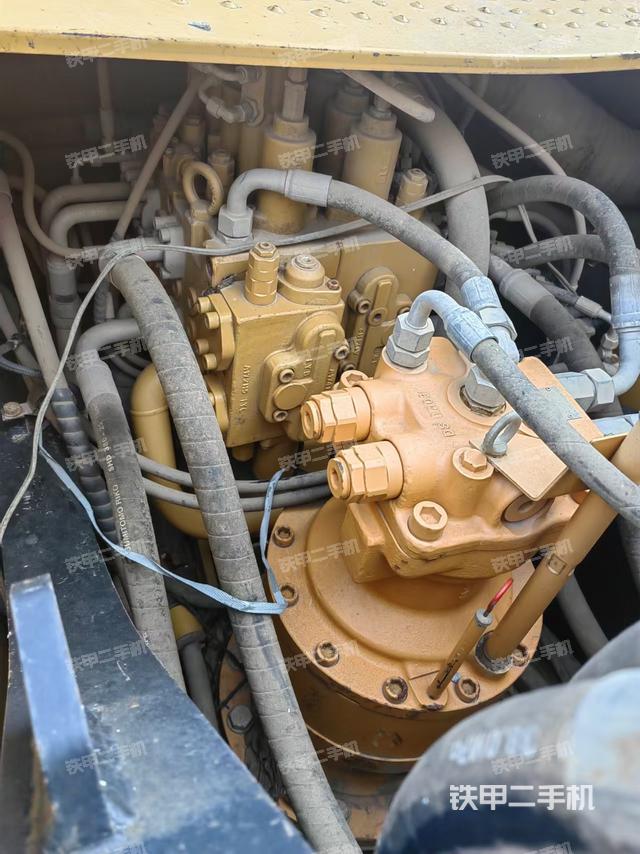 回轉(zhuǎn)馬達(dá)和主控閥（整機(jī)外觀）