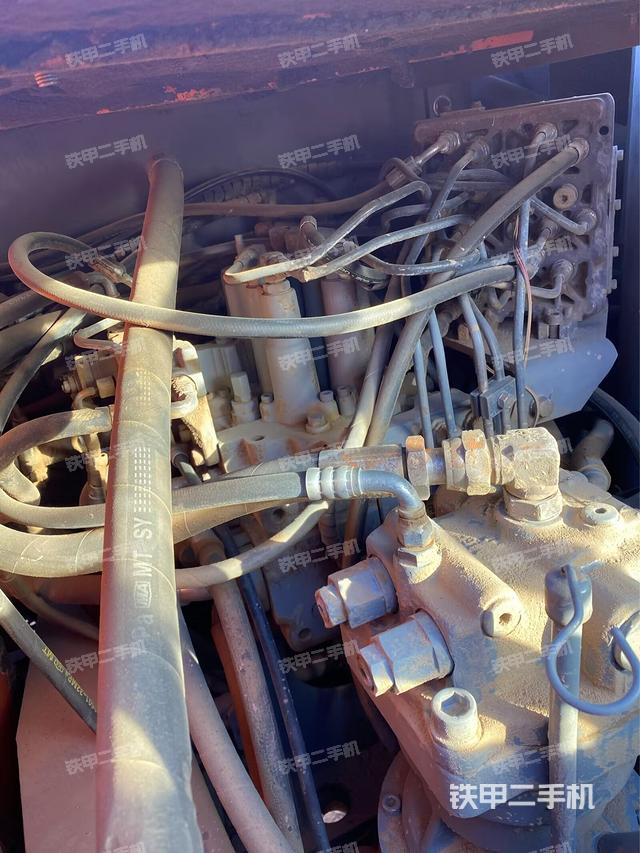 回轉(zhuǎn)馬達和主控閥(整機外觀) 回轉(zhuǎn)馬達和主控閥(整機外觀)