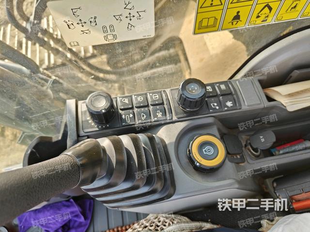 駕駛室整體(整機外觀) 駕駛室整體(整機外觀)