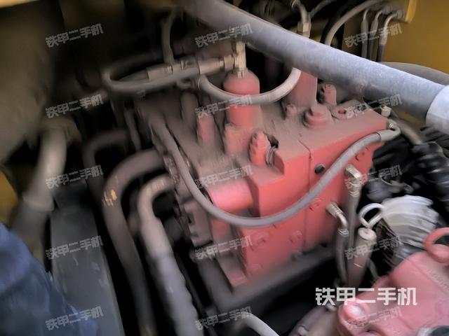 回轉馬達和主控閥(整機外觀) 回轉馬達和主控閥(整機外觀)