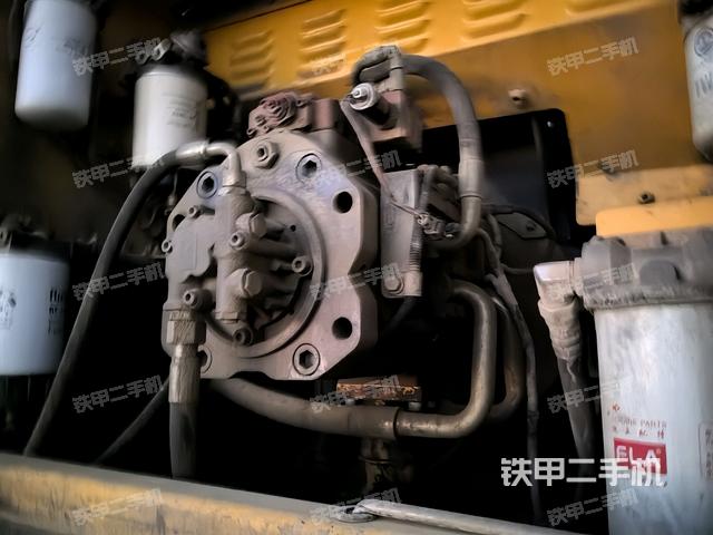 液壓泵艙室正面整體(整機外觀) 液壓泵艙室正面整體(整機外觀)