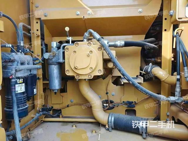液壓泵艙室正面整體(整機外觀) 液壓泵艙室正面整體(整機外觀)