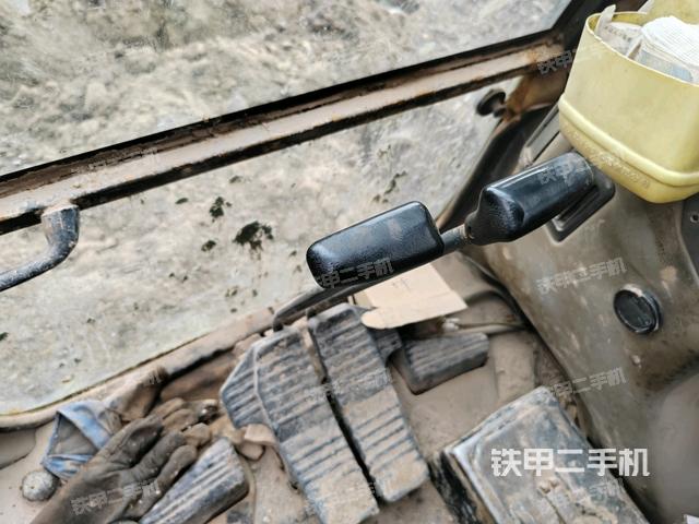 行走控制手柄和踏板?俯拍（駕駛室部分）