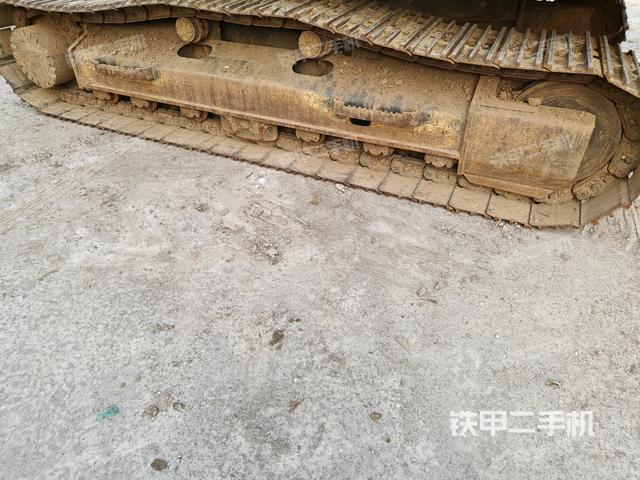 單側(cè)履帶整體(整機(jī)外觀) 單側(cè)履帶整體(整機(jī)外觀)