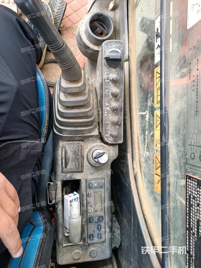 座椅右側(cè)控制臺/鑰匙門/油門/含右手柄（駕駛室部分）