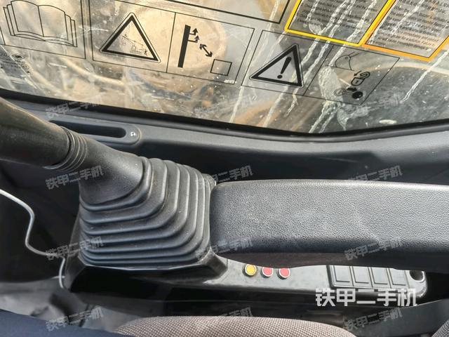 座椅右側控制臺/鑰匙門/油門/含右手柄(駕駛室部分) 座椅右側控制臺/鑰匙門/油門/含右手柄(駕駛室部分)