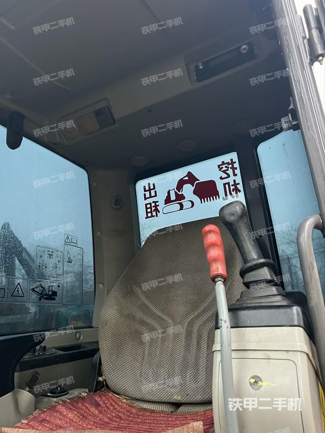 駕駛室頂部(整機(jī)外觀(guān)) 駕駛室頂部(整機(jī)外觀(guān))