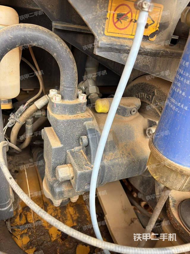 液壓泵艙室正面整體（整機(jī)外觀）