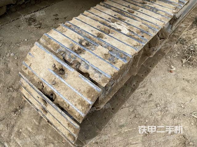 單側(cè)履帶整體(整機(jī)外觀) 單側(cè)履帶整體(整機(jī)外觀)
