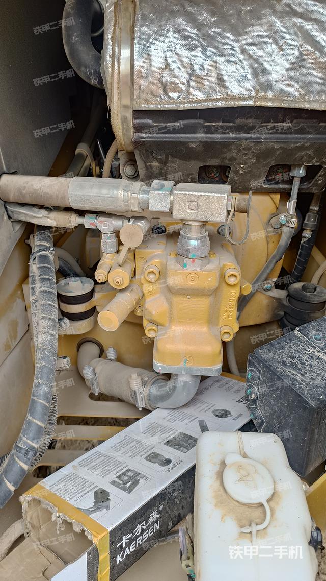 液壓泵艙室正面整體(整機外觀) 液壓泵艙室正面整體(整機外觀)