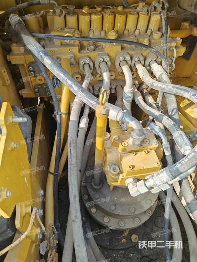 回轉(zhuǎn)馬達和主控閥(整機外觀) 回轉(zhuǎn)馬達和主控閥(整機外觀)