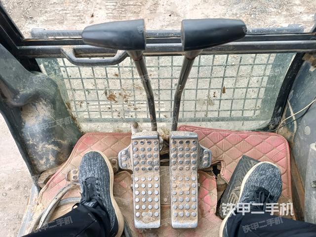 行走控制手柄和踏板?俯拍（駕駛室部分）