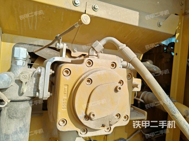 液壓泵艙室正面整體(整機外觀) 液壓泵艙室正面整體(整機外觀)