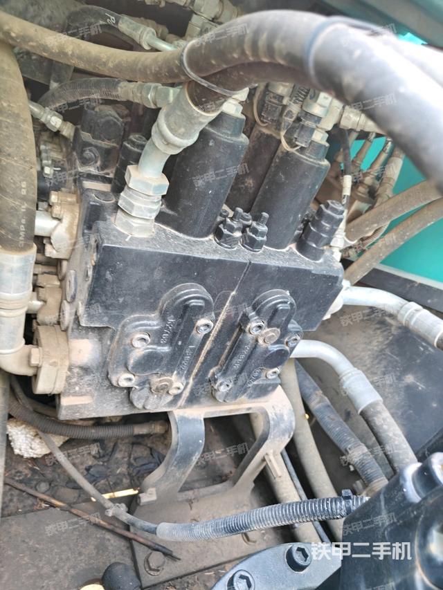 駕駛室整體(整機(jī)外觀) 駕駛室整體(整機(jī)外觀)