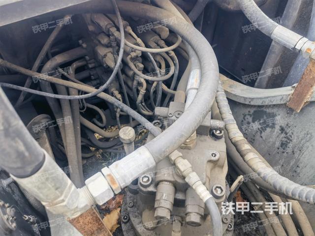 回轉(zhuǎn)馬達(dá)和主控閥（整機(jī)外觀）