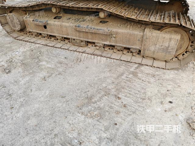 單側(cè)履帶整體(整機(jī)外觀) 單側(cè)履帶整體(整機(jī)外觀)