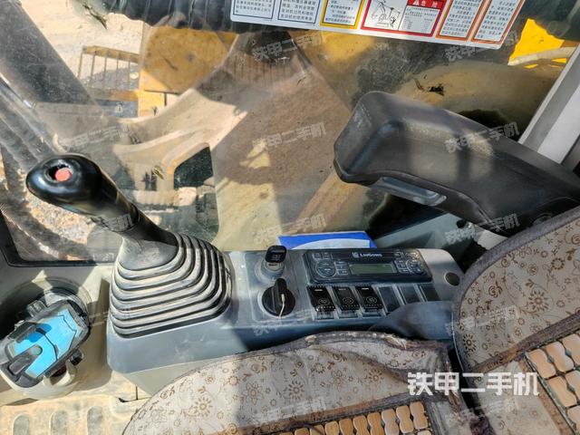 座椅右側(cè)控制臺(tái)/鑰匙門/油門/含右手柄（駕駛室部分）